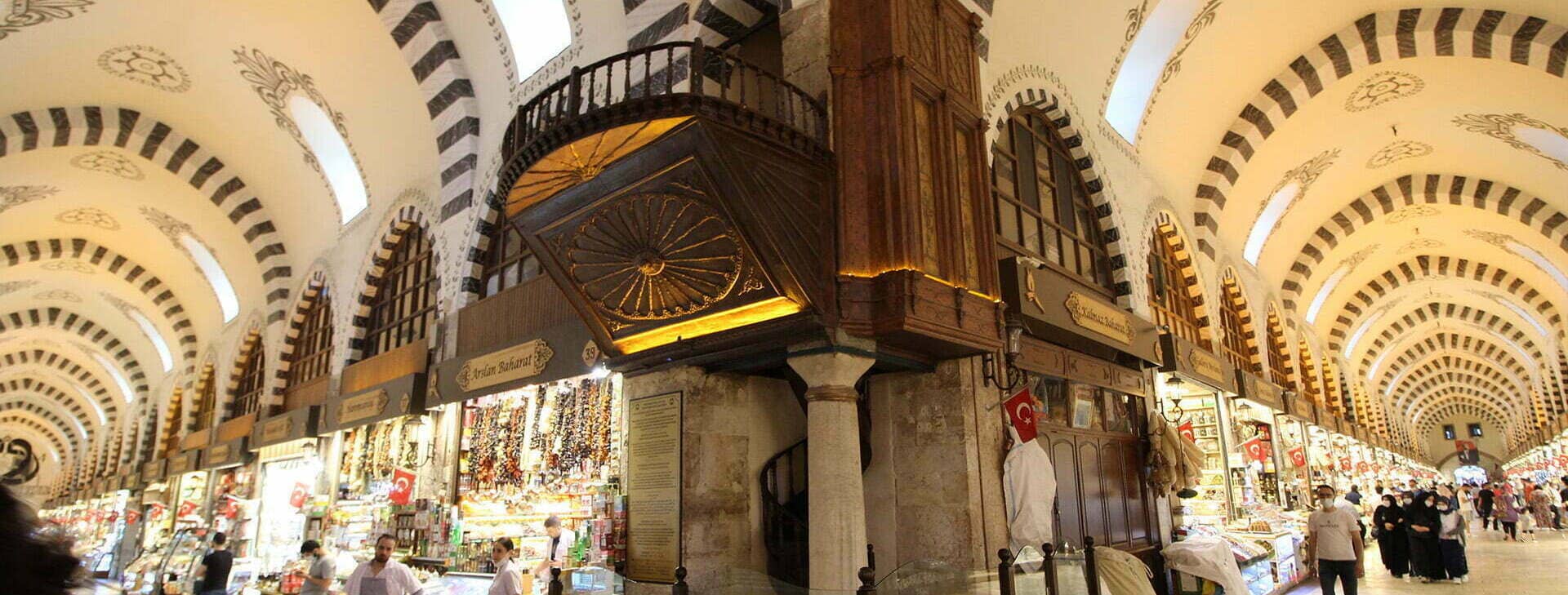 یک ساختمان با بالکن